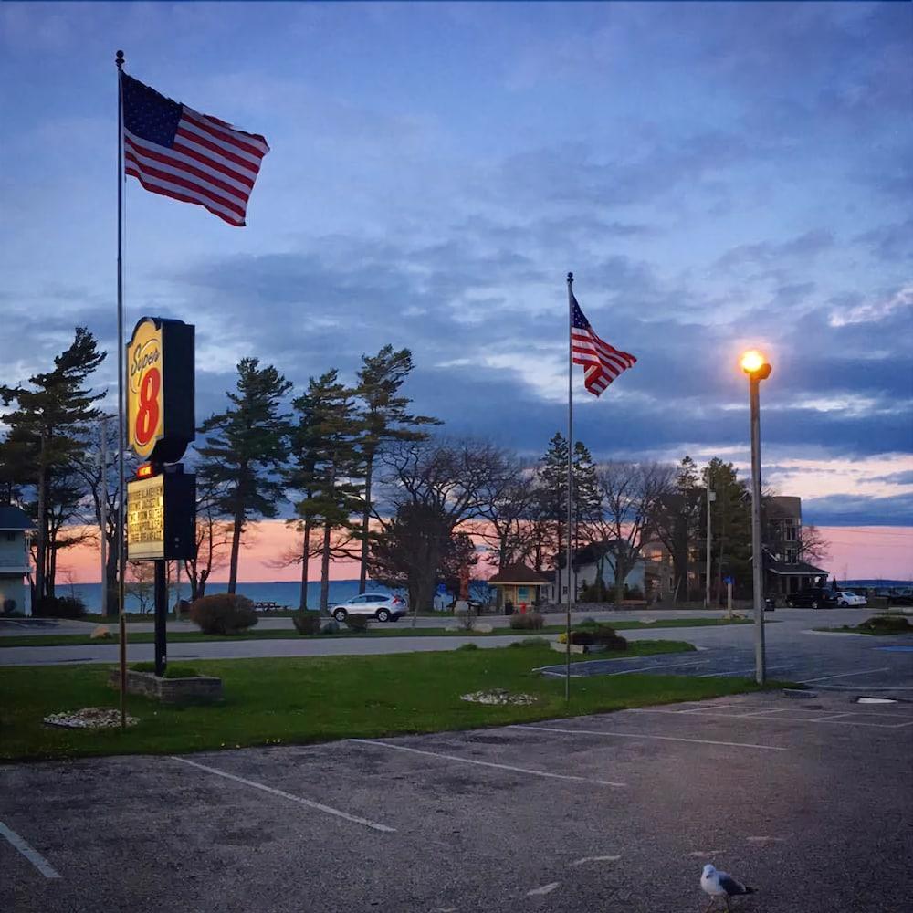 Super 8 By Wyndham Bridgeview Of Mackinaw City Exterior photo