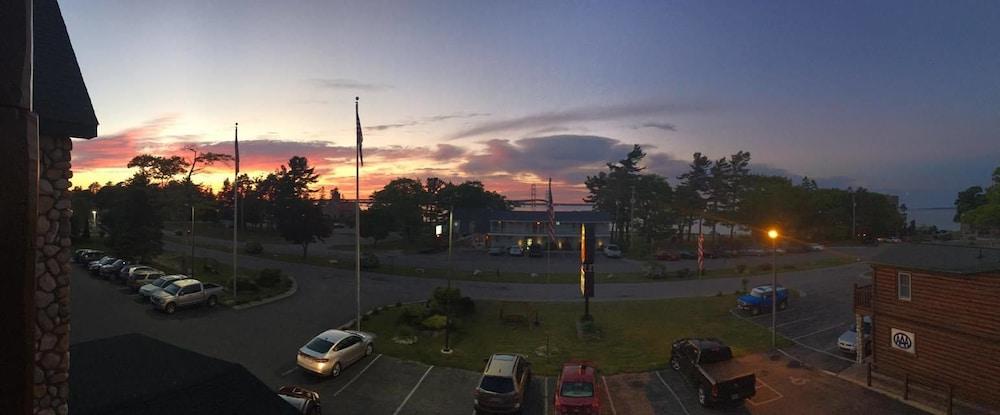 Super 8 By Wyndham Bridgeview Of Mackinaw City Exterior photo