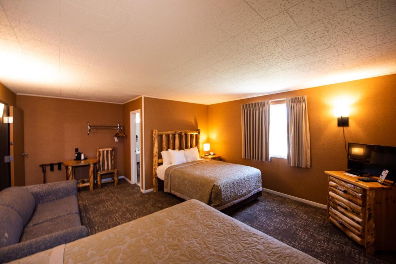 Super 8 By Wyndham Bridgeview Of Mackinaw City Exterior photo