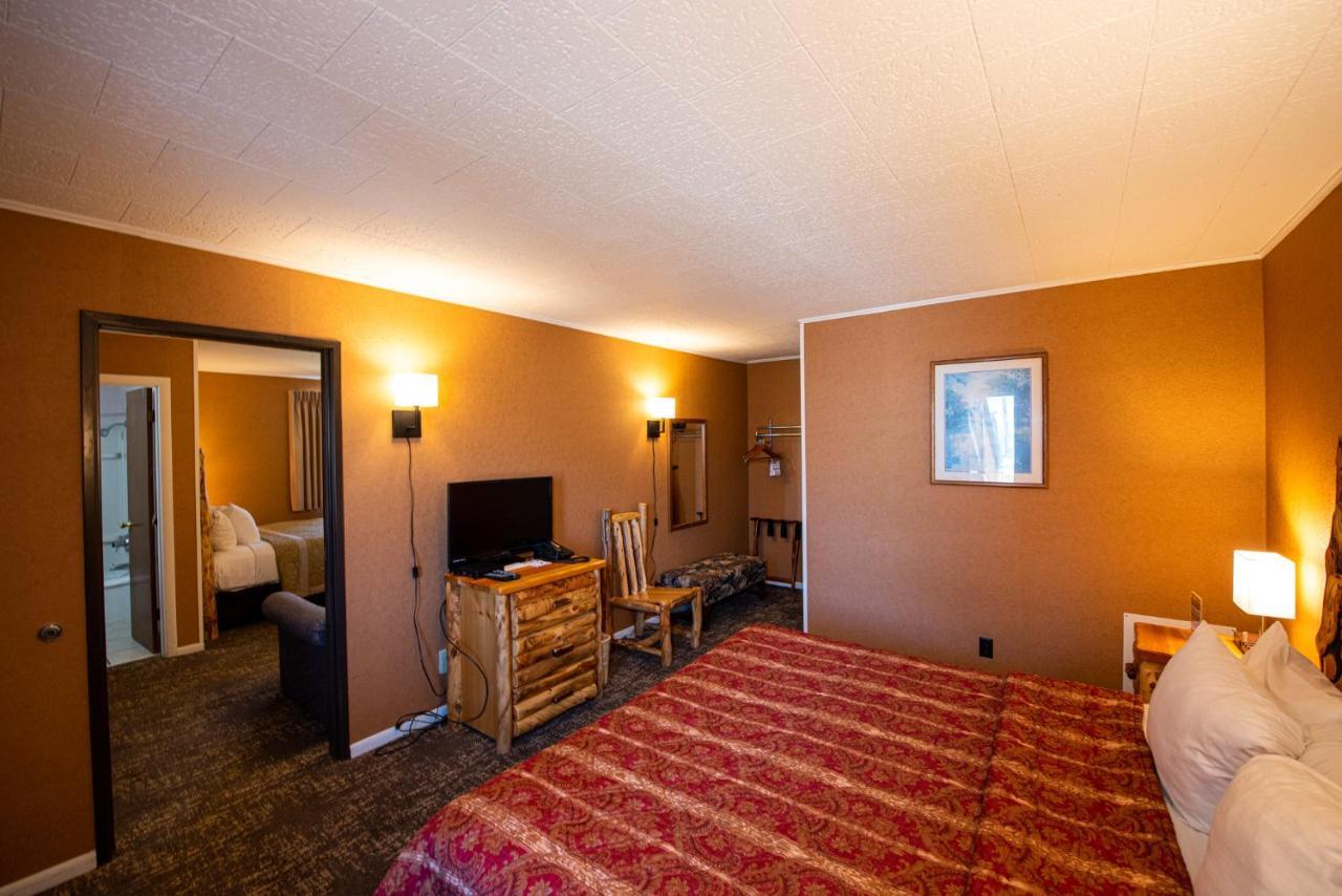 Super 8 By Wyndham Bridgeview Of Mackinaw City Exterior photo