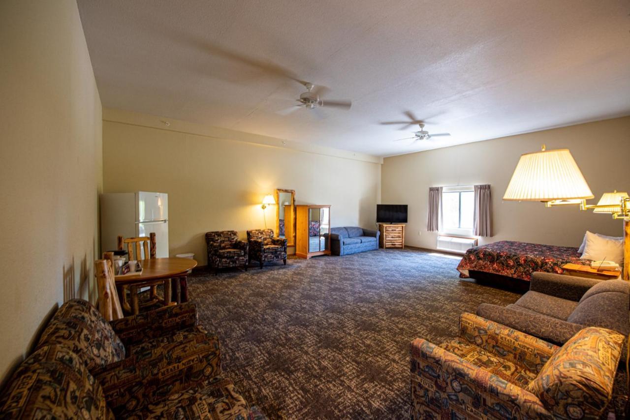 Super 8 By Wyndham Bridgeview Of Mackinaw City Exterior photo