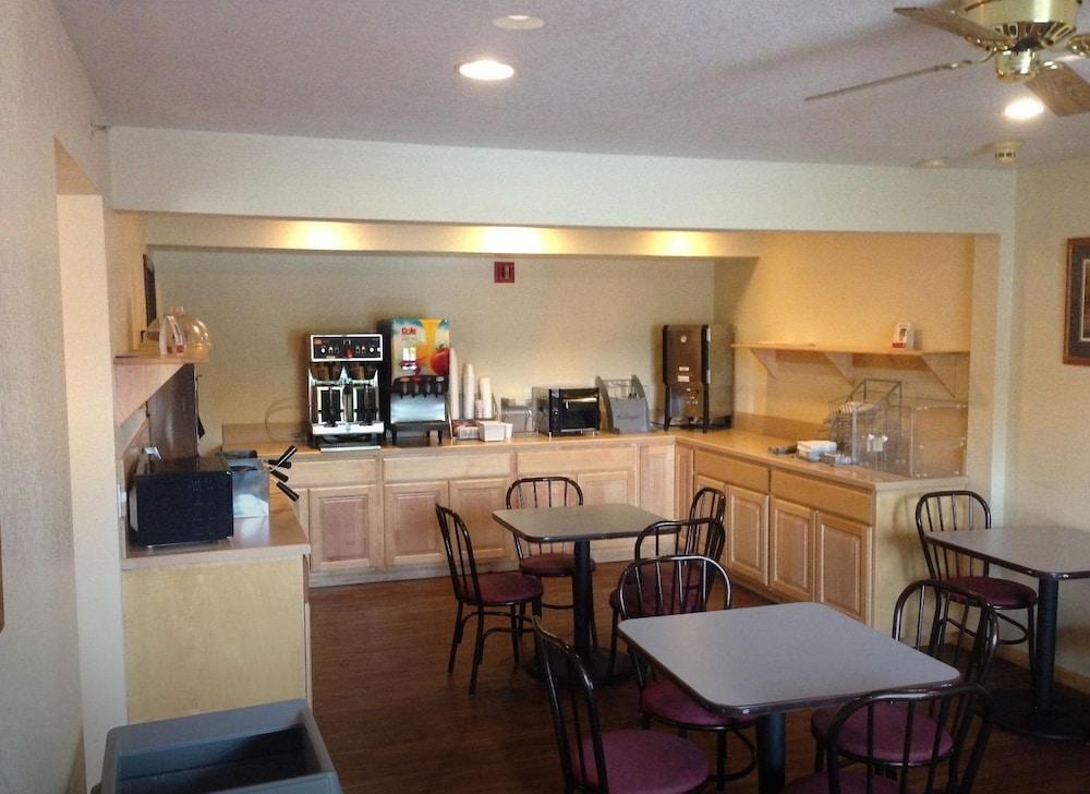 Super 8 By Wyndham Bridgeview Of Mackinaw City Exterior photo