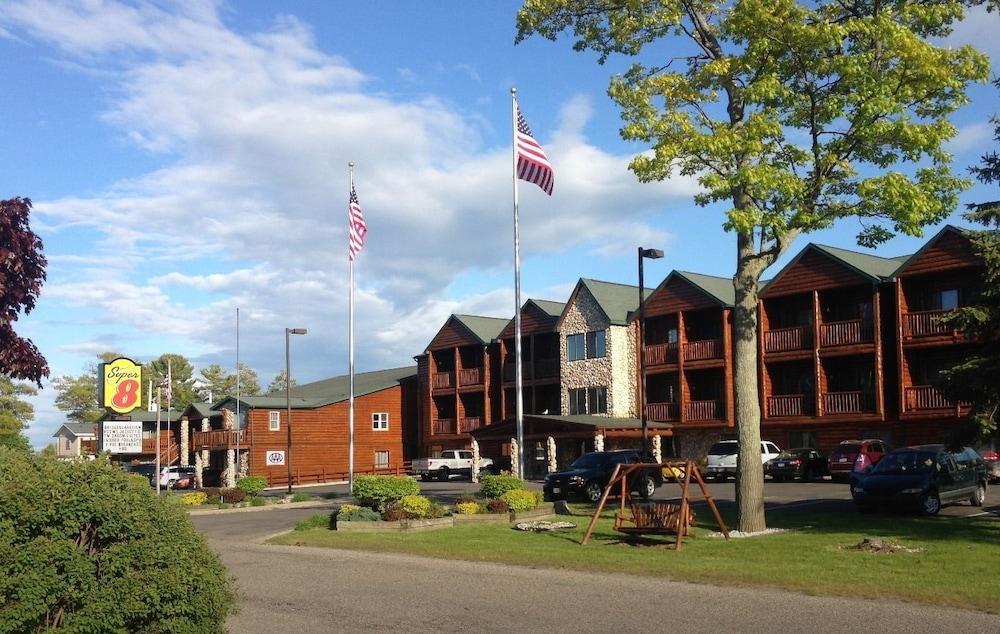 Super 8 By Wyndham Bridgeview Of Mackinaw City Exterior photo