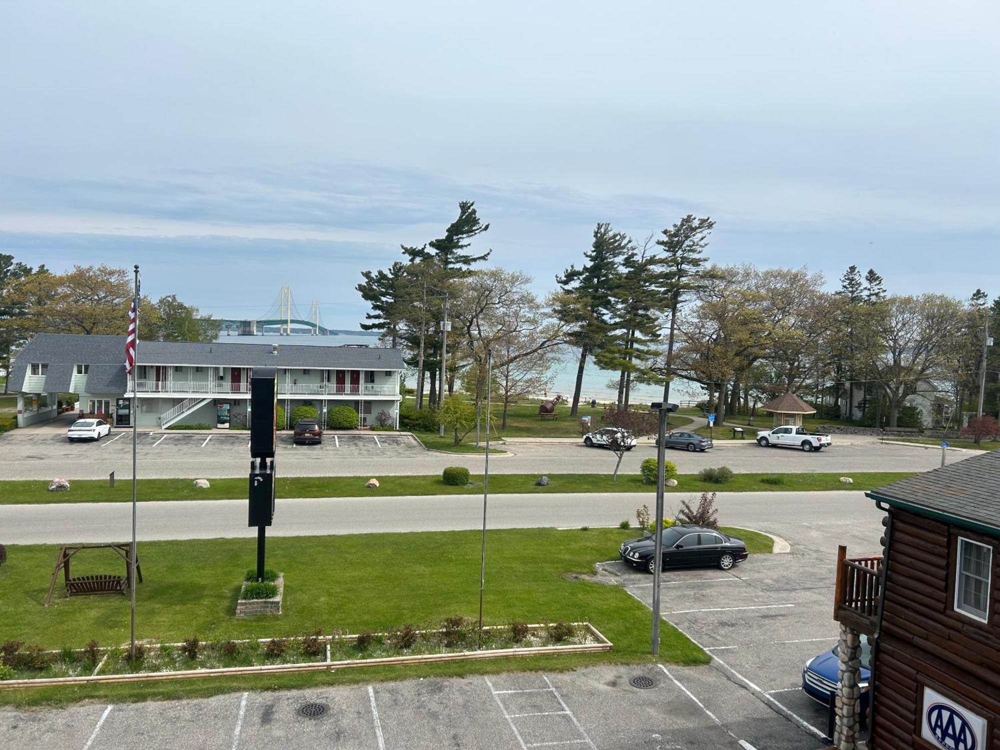 Super 8 By Wyndham Bridgeview Of Mackinaw City Exterior photo