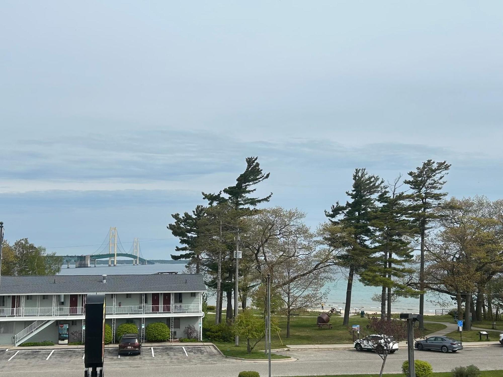 Super 8 By Wyndham Bridgeview Of Mackinaw City Exterior photo