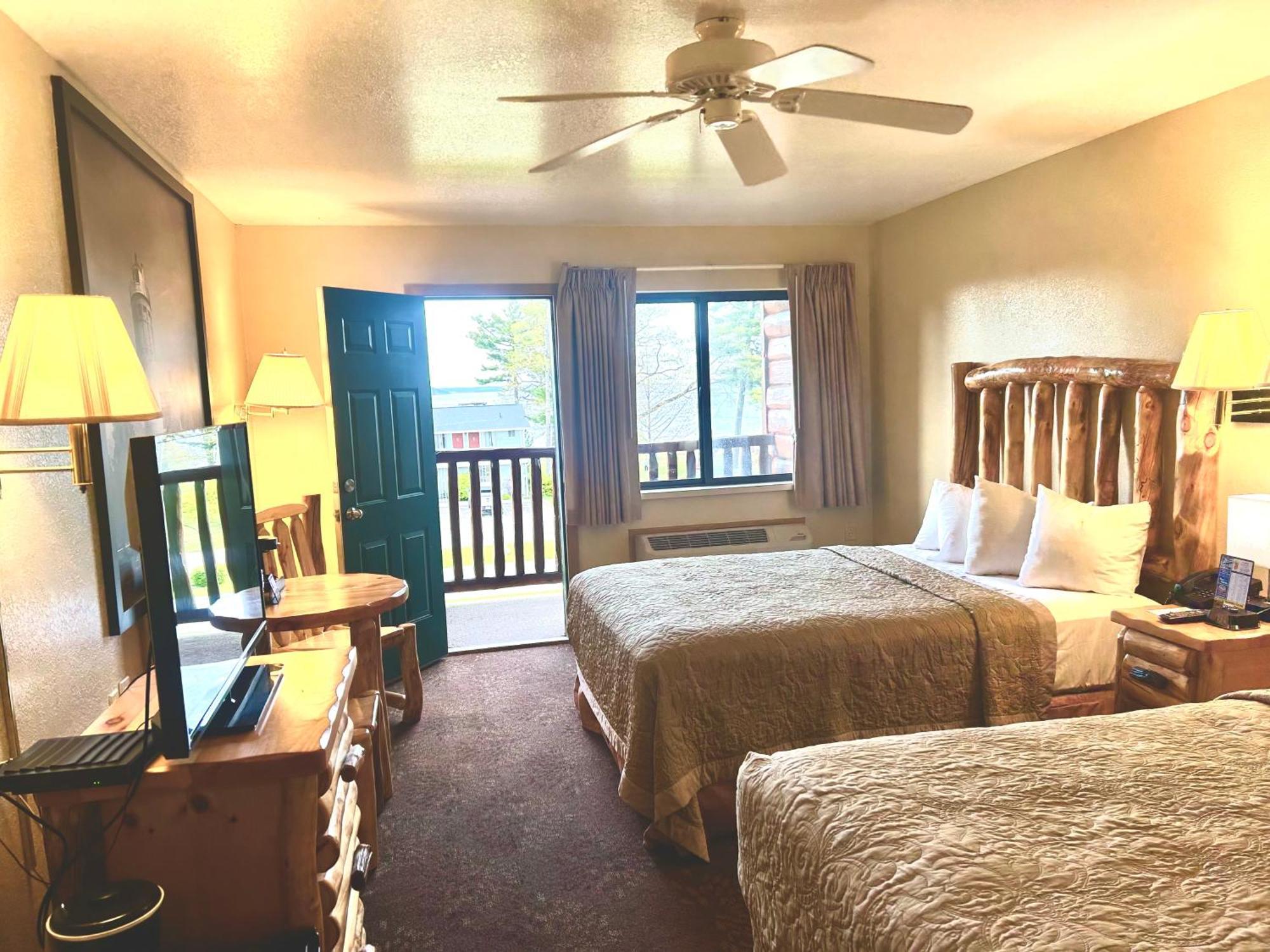 Super 8 By Wyndham Bridgeview Of Mackinaw City Exterior photo