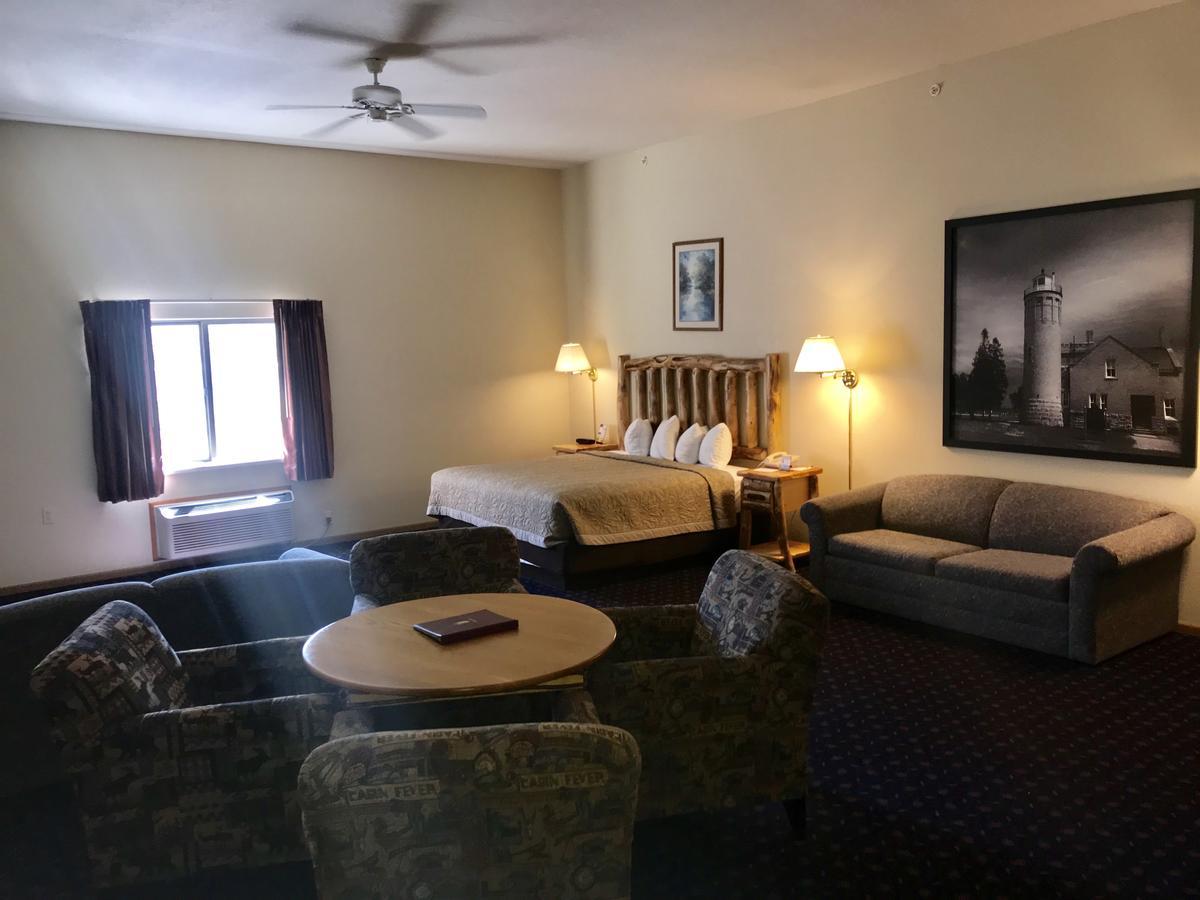 Super 8 By Wyndham Bridgeview Of Mackinaw City Exterior photo